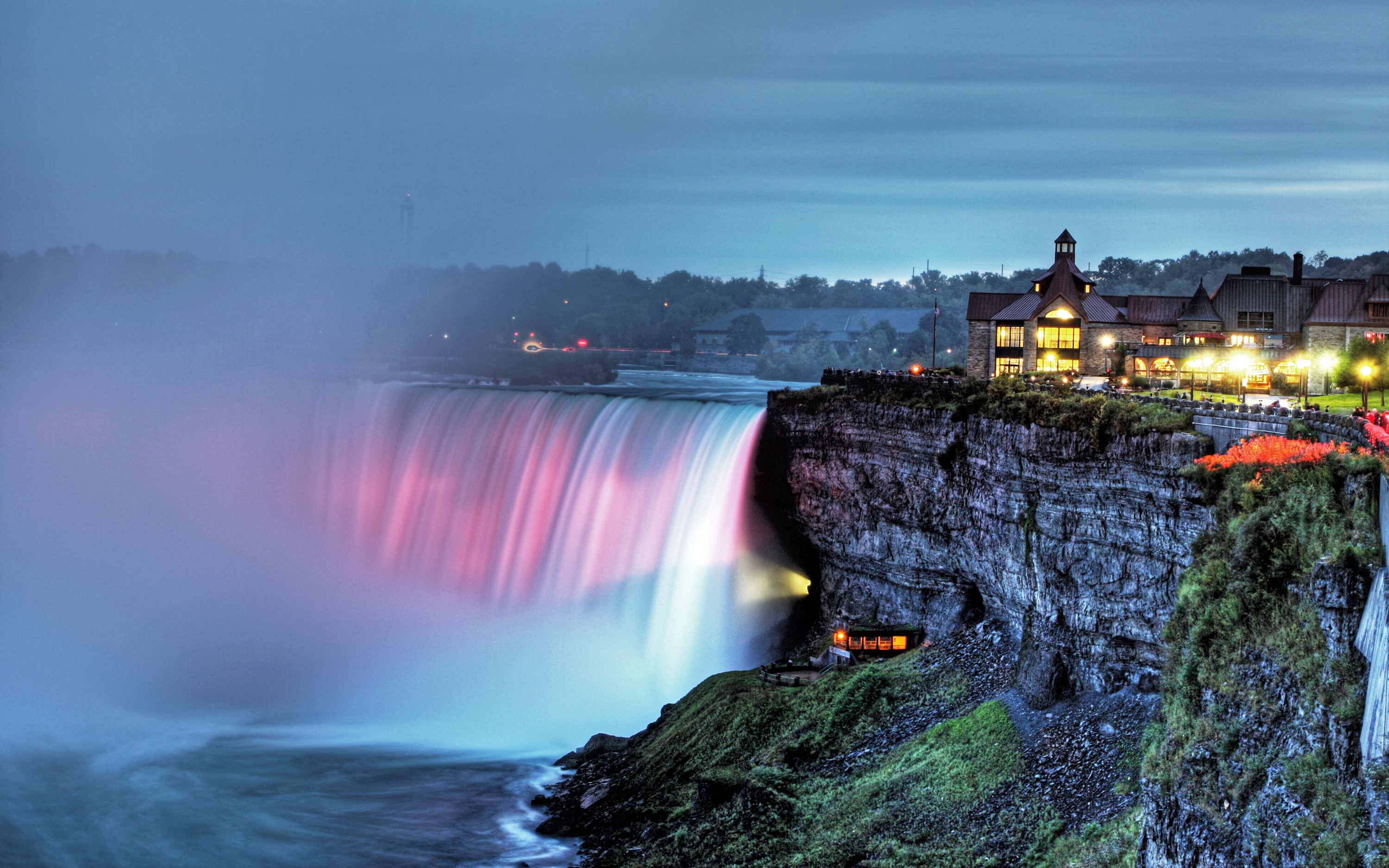 尼亚加拉大瀑布,位于加拿大安大略省与美国纽约州交界处,是世界上第一